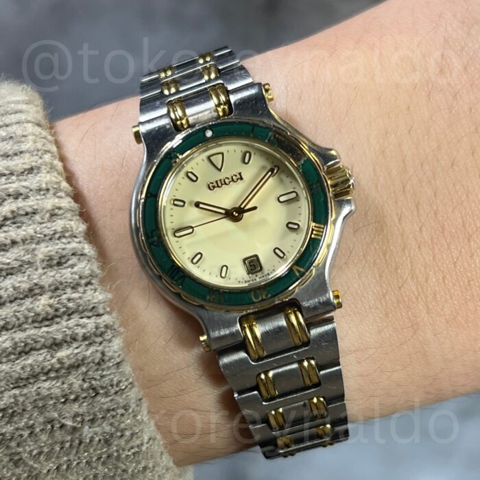JAM TANGAN VINTAGE GUCCI 9700L SMALL ROUND GREEN ROTATING BEZEL TWO TONE CREAM DIAL (LX2035)