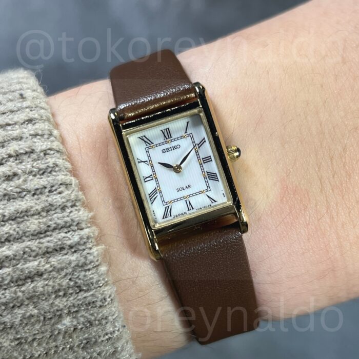 JAM TANGAN VINTAGE SEIKO SOLAR V115-0BD0 TANK GOLD TONE WHITE TEXTURED DIAL ROMAN INDEX (LX2224)