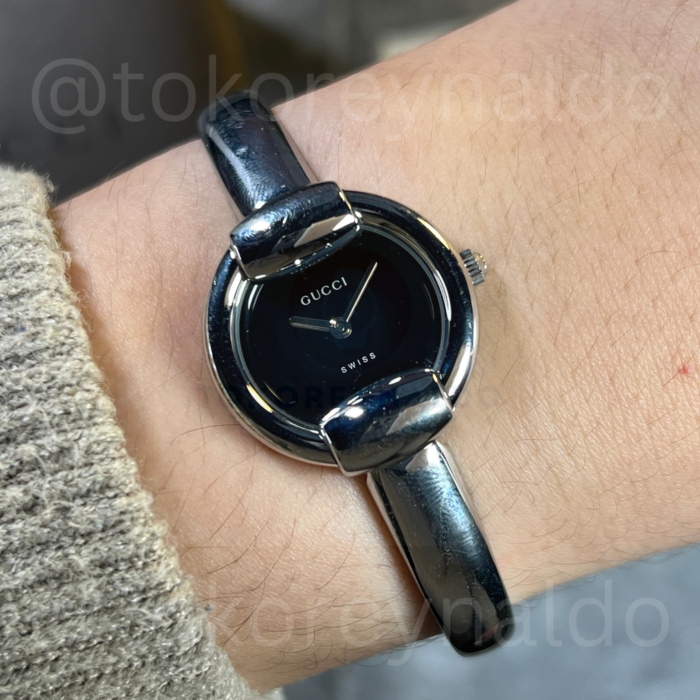 JAM TANGAN GUCCI HORSEBIT BANGLE 1400L SS ROUND BLACK DIAL (LX2206)