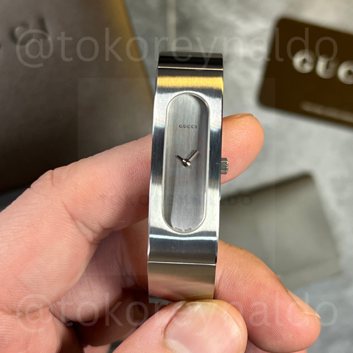 JAM TANGAN GUCCI 2400S BANGLE SS OVAL SILVER DIAL LX2205