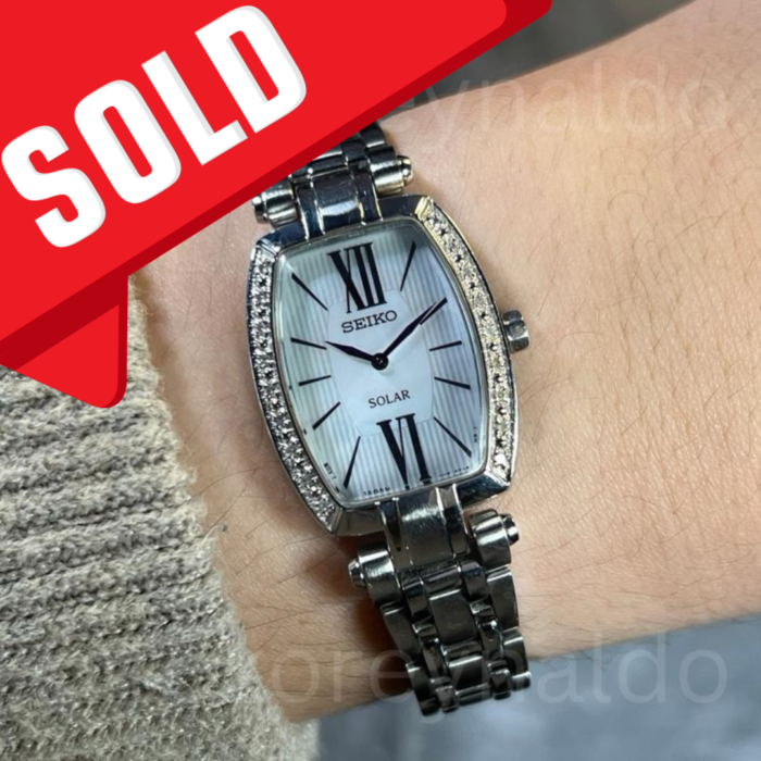 JAM TANGAN SEIKO SOLAR SUB283 V115-0BN0 TONNEAU DIAMOND BEZEL SILVER-WHITE TEXTURED DIAL (LX2126)
