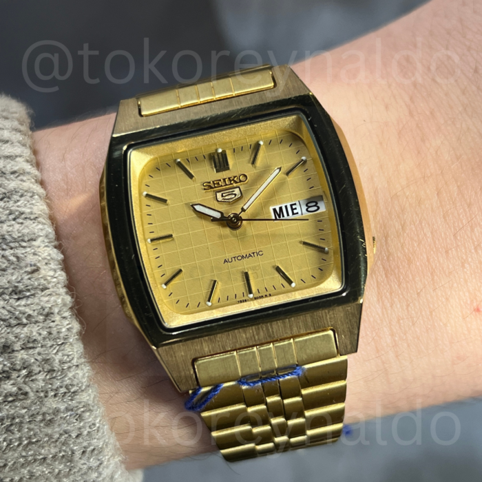 JAM TANGAN VINTAGE SEIKO 5 EARLY MODEL 7S26-5860 TV SHAPE G0LD TONE G0LD WAFFLE DIAL  (LX2262)
