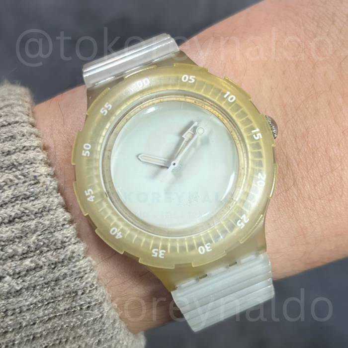 JAM TANGAN VINTAGE 1997 SWATCH SCUBA 200 "KING OF TIDES" GLOW IN THE DARK CLEAR CASE SIMPLE WHITE DIAL (LX2489)