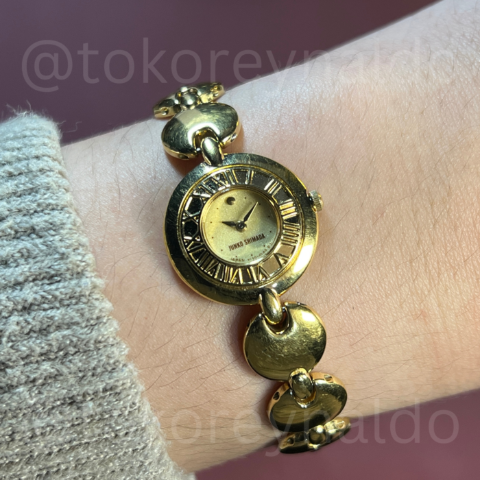 VINTAGE JUNKO SHIMADA x SEIKO Y150-0E50 BRACELET "MOCHI" GOLD TONE ROMAN BEZEL CHAMPAGNE TEXTURED DIAL (LX2590)