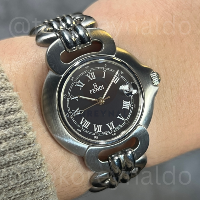 JAM TANGAN FENDI 1600G ASYMMETRICAL ROUND STAINLESS STEEL BLACK DIAL ROMAN NUMERALS (LX2539)