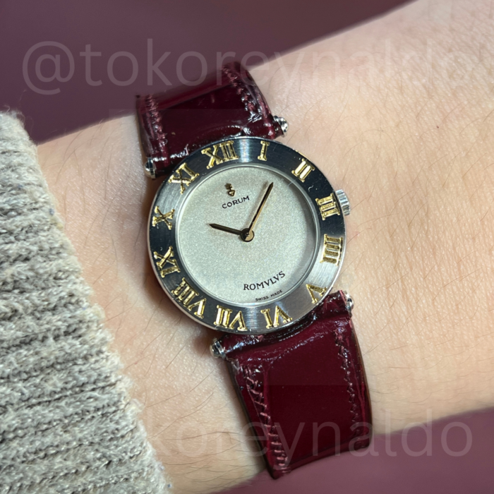 JAM TANGAN VINTAGE CORUM ROMVLVS 165.103.21 ROUND ROMAN BEZEL SILVER TEXTURED DIAL (LX2601)